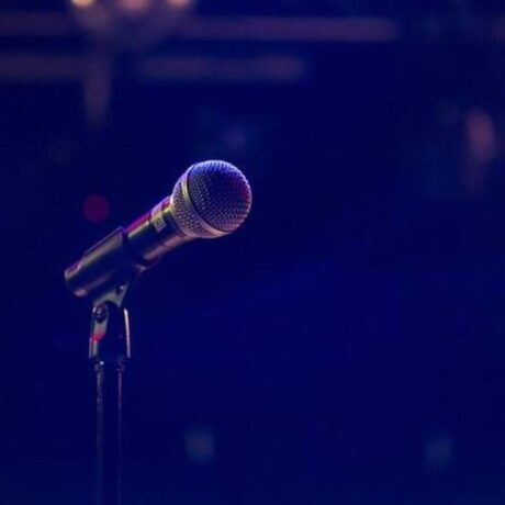 aftos-einai-ellinas-tragoudistis-pou-epiasan-gia-forodiafygi-kano-filanthropiko-ergo_1757316690-1200×900