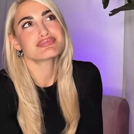 kinisi-anthropias-tis-ioannas-touni-ta-christougenna-pou-egine-paradeigma-pros-mimisi-gia-olous_1766821667-1200×800