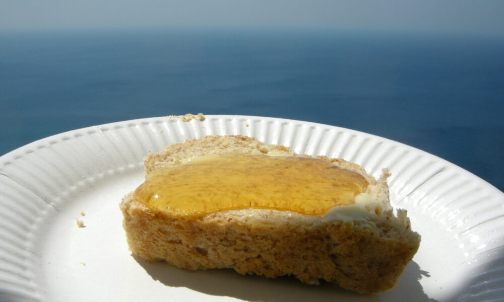 paramoni-protochronias-aleipste-mia-feta-psomi-me-meli