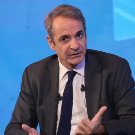 anaschimatismos-me-ichira-minymata-ta-2-prosopa-ekplixi-pou-vazei-stin-kyvernisi-o-kyriakos-mitsotakis