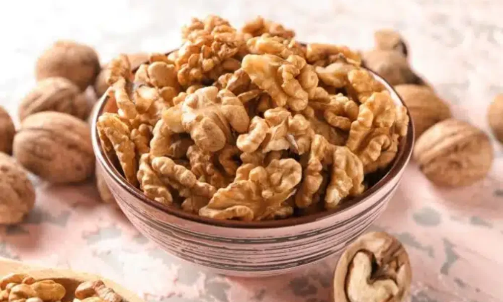 eating-walnuts-696×464.jpg