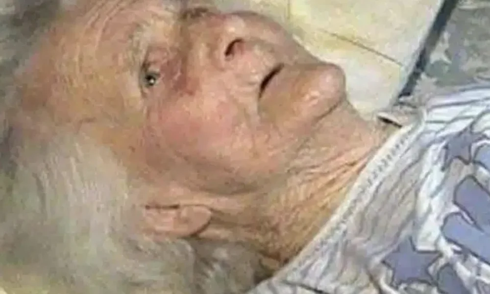 enas-gios-pige-ti-mitera-tou-se-ena-girokomeio-opou-tin-episkeptotan-kata-diastimata