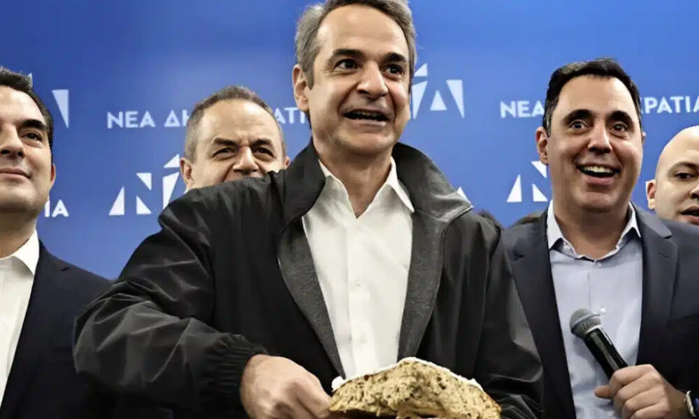 to-flouri-tis-vasilopitas-sti-nd-epese-ston