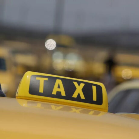 48ori-apergia-sta-taxi-pote-xekina