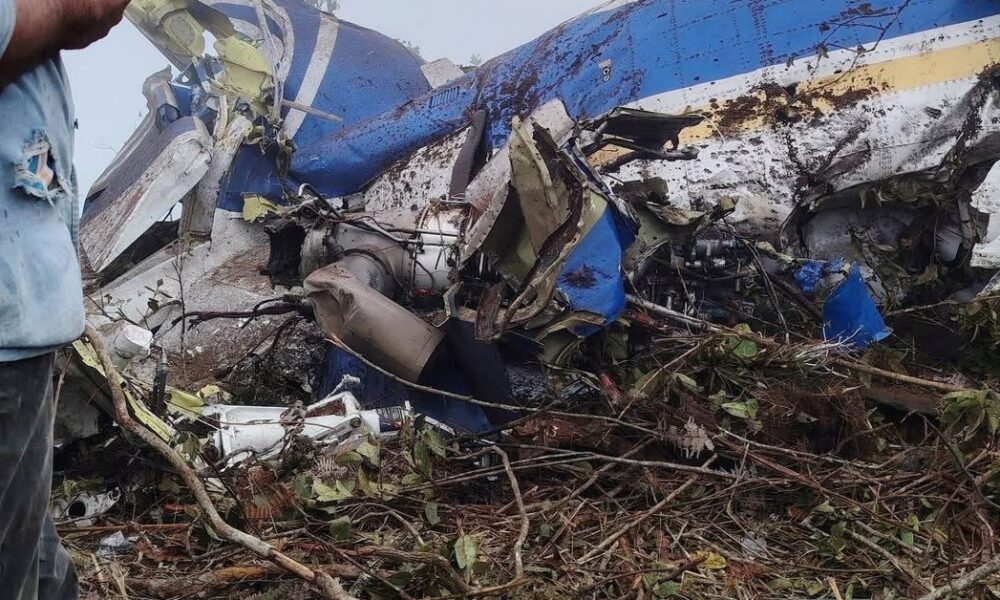 synetrivi-aeroplano-stin-kolomvia-stous-15-oi