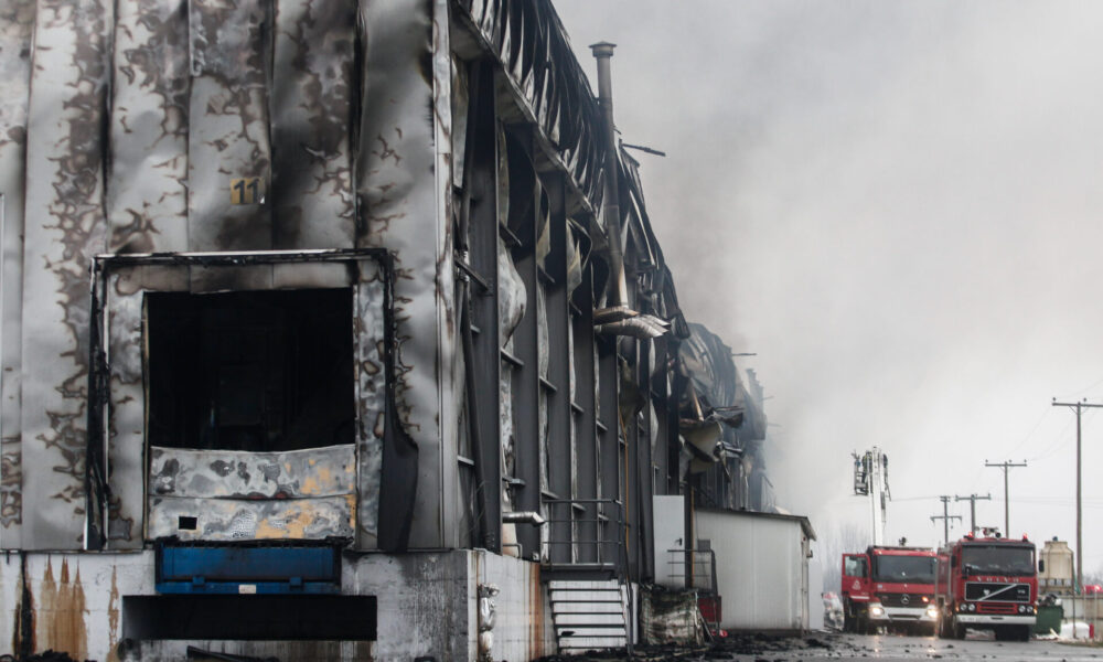 ΜΕΓΑΛΗ ΦΩΤΙΑ ΣΤΗ ΒΙΟΜΗΧΑΝΙΑ ΜΠΙΣΚΟΤΩΝ “ΒΙΟΛΑΝΤΑ” ΣΤΑ ΤΡΙΚΑΛΑ (ΘΑΝΑΣΗΣ ΚΑΛΛΙΑΡΑΣ/EUROKINISSI)