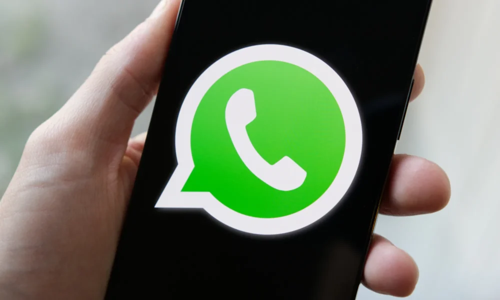 whatsapp-logo-phone-close.jpg