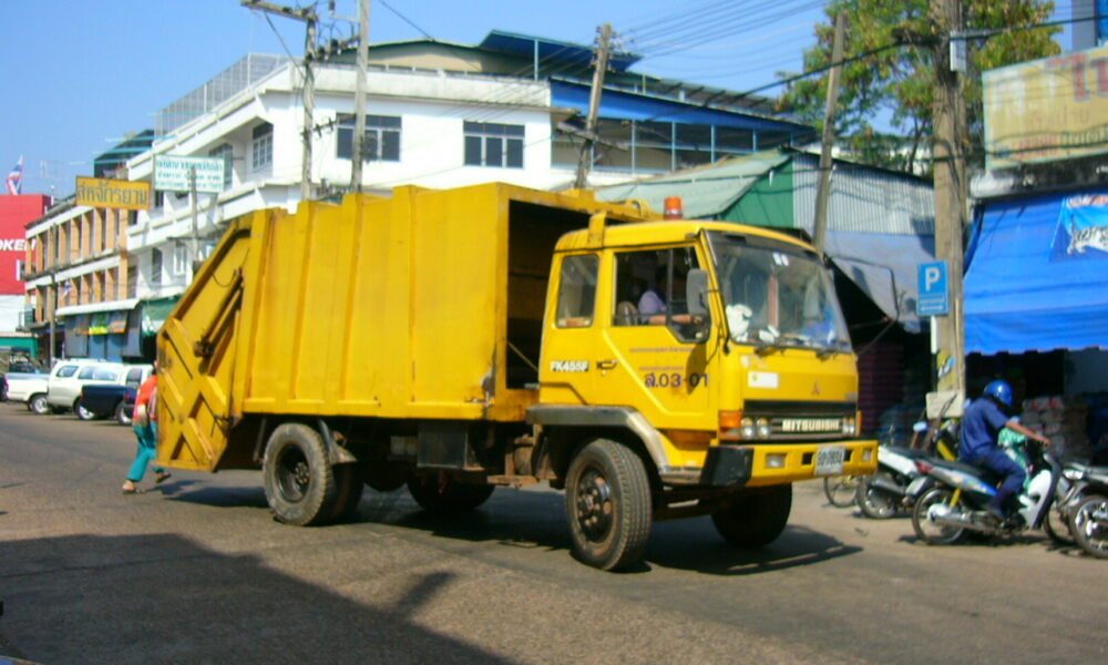 Waste_collection_vehicle-Thai