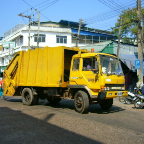Waste_collection_vehicle-Thai