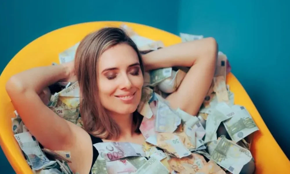 gyrizei-o-trochos-3-zodia-tha-doun-ta-oikonomika-tous-na-veltionontai-tis-epomenes-imeres