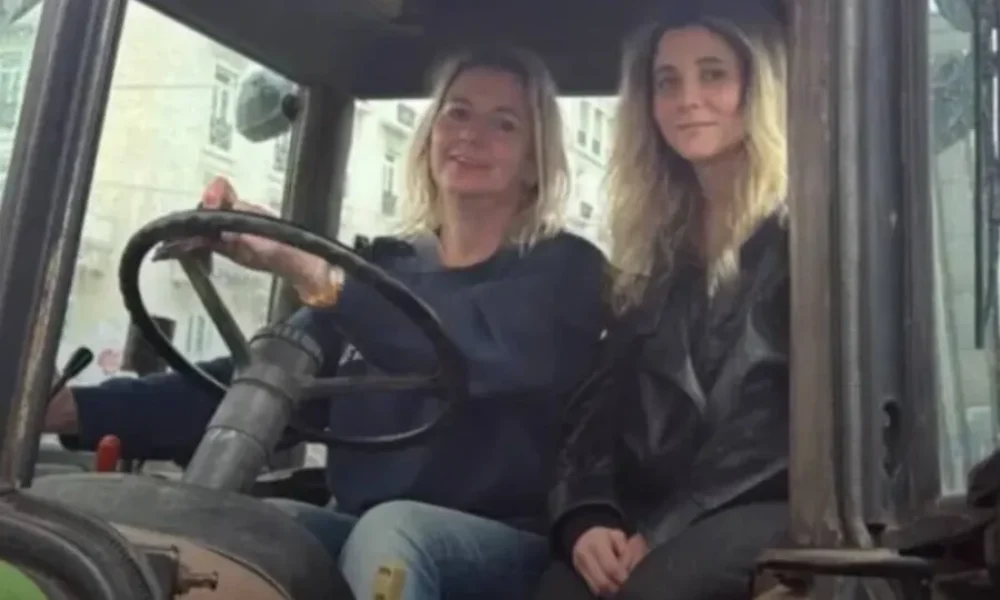 oi-agrotisses-pou-eklepsav-tin-parastasi-me-to-trakter-tous-sto-syntagma_