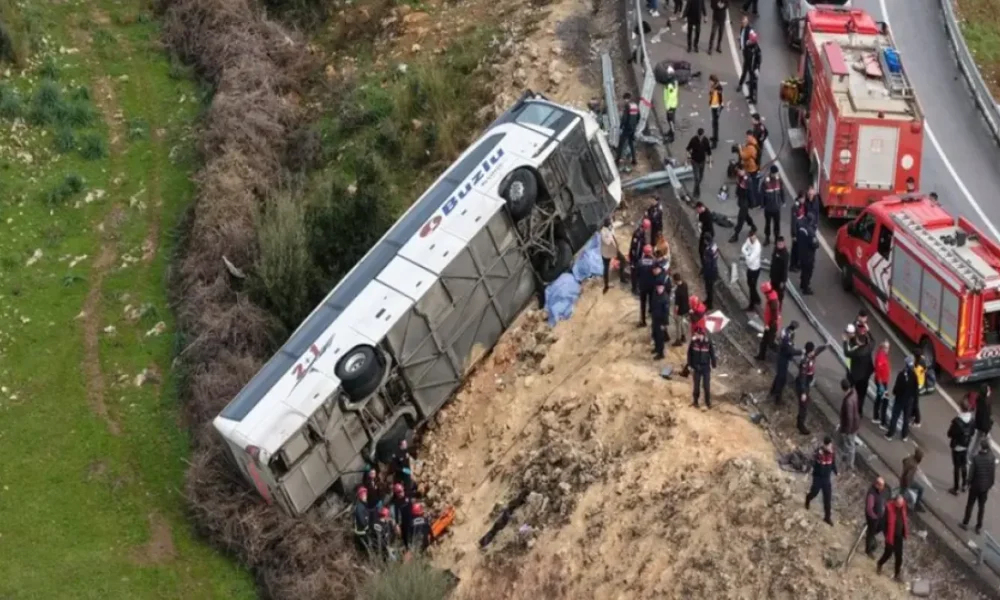 thanatiforo-trochaio-me-anatropi-leoforeiou-8-nekroi-kai-26-travmaties_1769950060