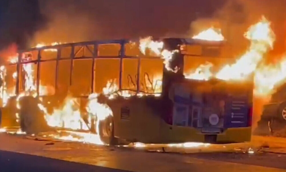 tragodia-me-6-nekrous-kai-5-travmaties-se-leoforeio-pou-pire-fotia-erikse-venzini-kai-aftopyrpolithi_1773214164-1200×675