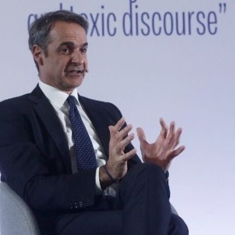 ektakti-anakoinosi-mitsotaki-gia-olous-tous-goneis