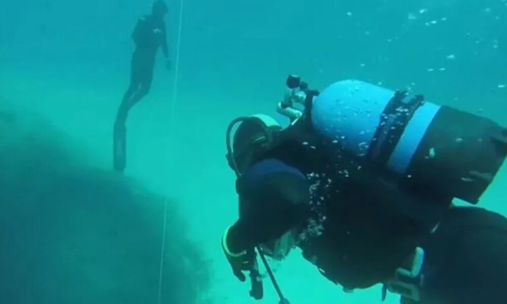 vouliagmeni-anatrichiastiko-ti-deichnei-i-kamera-pou-eiche