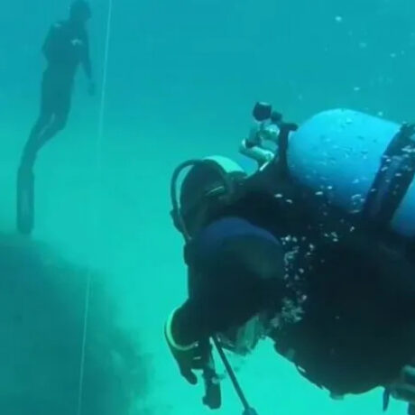 vouliagmeni-anatrichiastiko-ti-deichnei-i-kamera-pou-eiche