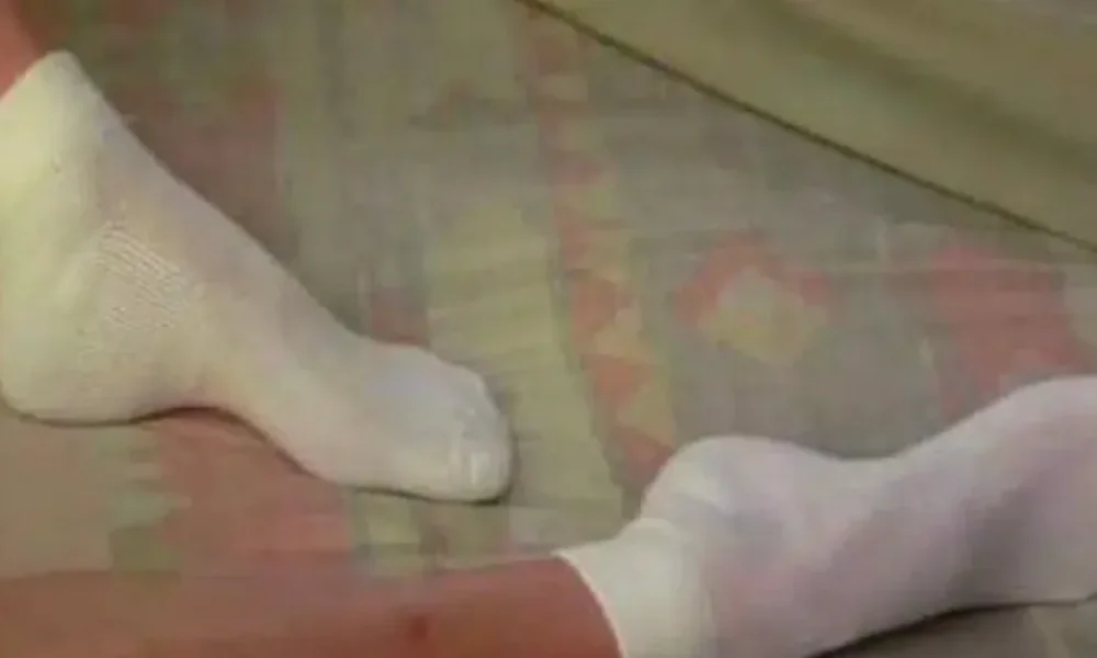 an-koimaste-me-tis-kaltses-deite-ti-symvainei