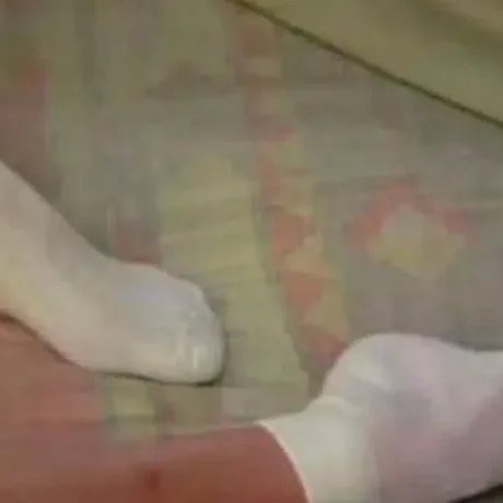 an-koimaste-me-tis-kaltses-deite-ti-symvainei