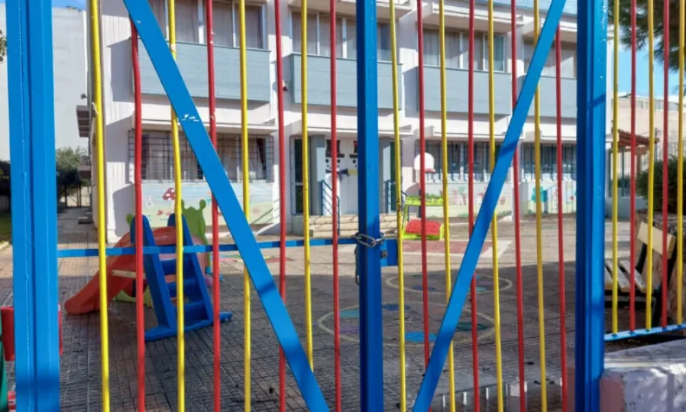 ektakto-kleista-ta-scholeia-molis-anakoinothike