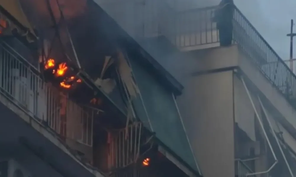 megali-purkagia-meta-apo-ekrixi-stou-guzi-fiali-ektoxeutike-dekades-metra-kai-karfothike-se-allo-ktirio-video