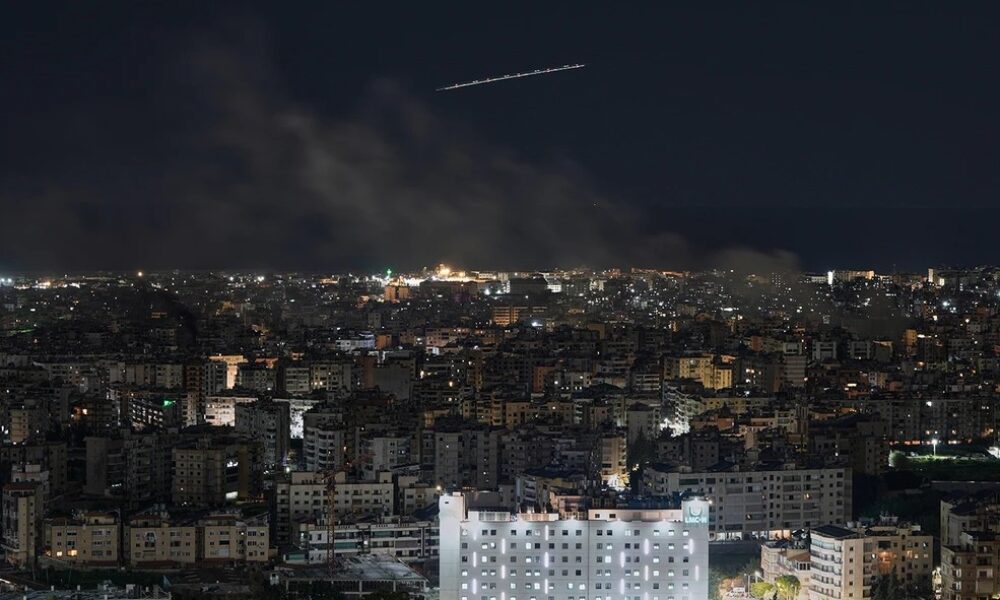 i-pio-krisimi-nychta-tou-polemou-apopse-tha-symvei-leei-o-trab-to-iran-moirazei-chapia-iodiou-ypo-to