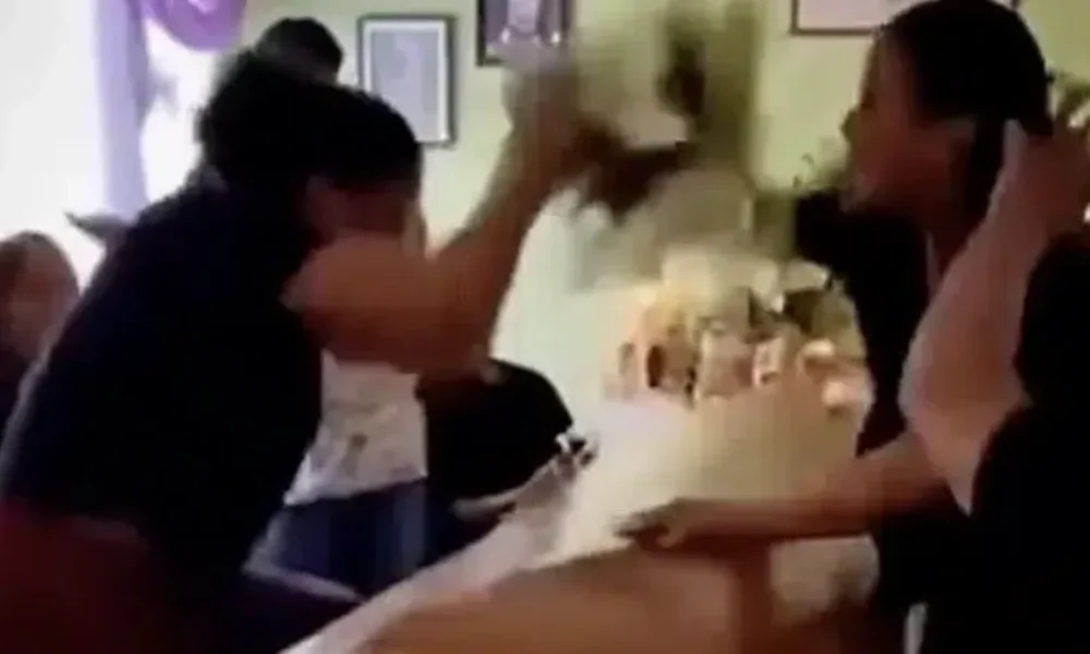 agrios-kavgas-se-kideia-oi-eromenes-tou-nekrou-tsakothikan-pano-apo-to-feretro