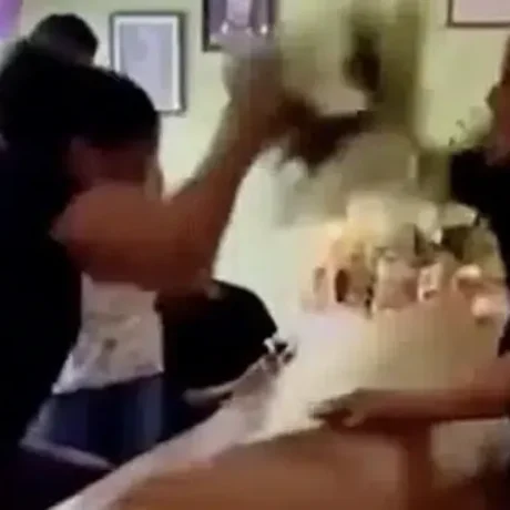 agrios-kavgas-se-kideia-oi-eromenes-tou-nekrou-tsakothikan-pano-apo-to-feretro