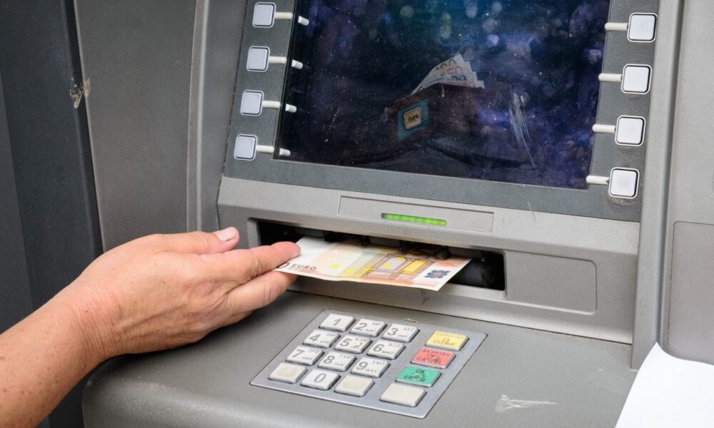 ATM-Euros-Eurokinissi