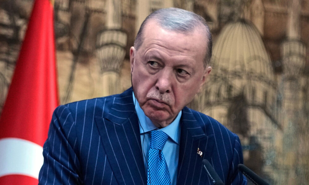 o-erntogan-apeilei-oti-tha-vomvardisei-tin-athina