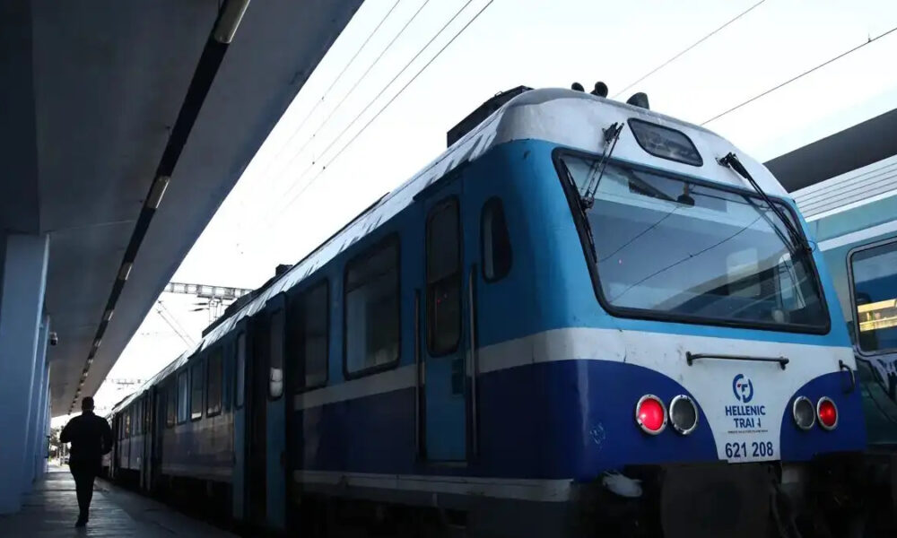 fotia-se-treno-stin-ellada-gemato-kosmo