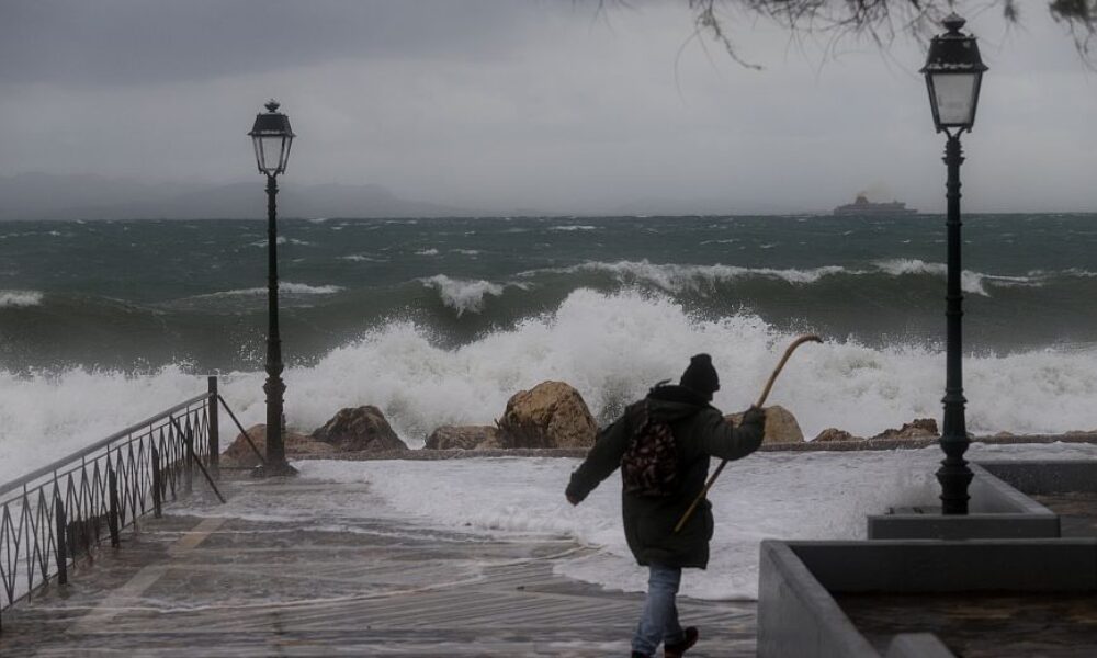 ΚΑΚΟΚΑΙΡΙΑ ΚΥΜΑΤΑ ΣΤΗ ΠΑΡΑΛΙΑ ΤΟΥ ΦΑΛΗΡΟΥ ΚΑΙ ΤΟΥ ΦΛΟΙΣΒΟΥ (ΓΙΑΝΝΗΣ ΠΑΝΑΓΟΠΟΥΛΟΣ/ EUROKINISSI)