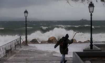 ΚΑΚΟΚΑΙΡΙΑ ΚΥΜΑΤΑ ΣΤΗ ΠΑΡΑΛΙΑ ΤΟΥ ΦΑΛΗΡΟΥ ΚΑΙ ΤΟΥ ΦΛΟΙΣΒΟΥ (ΓΙΑΝΝΗΣ ΠΑΝΑΓΟΠΟΥΛΟΣ/ EUROKINISSI)