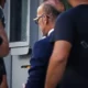 vomva-vgainei-me-vrachiolaki-o-giatros-orgi-laou-gia-ton-zesto-akomi-mazonaki