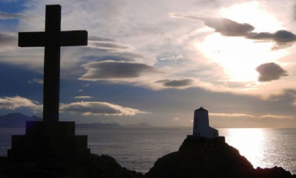 213d9-anglesey-views-llandwyn-cross-lighthouse-at-sunset
