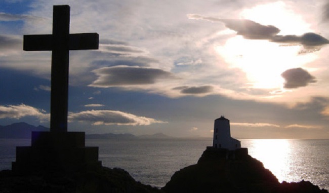 213d9-anglesey-views-llandwyn-cross-lighthouse-at-sunset