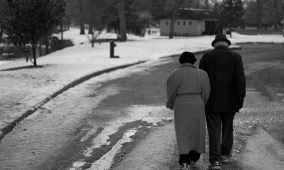 old-people-holding-hands2